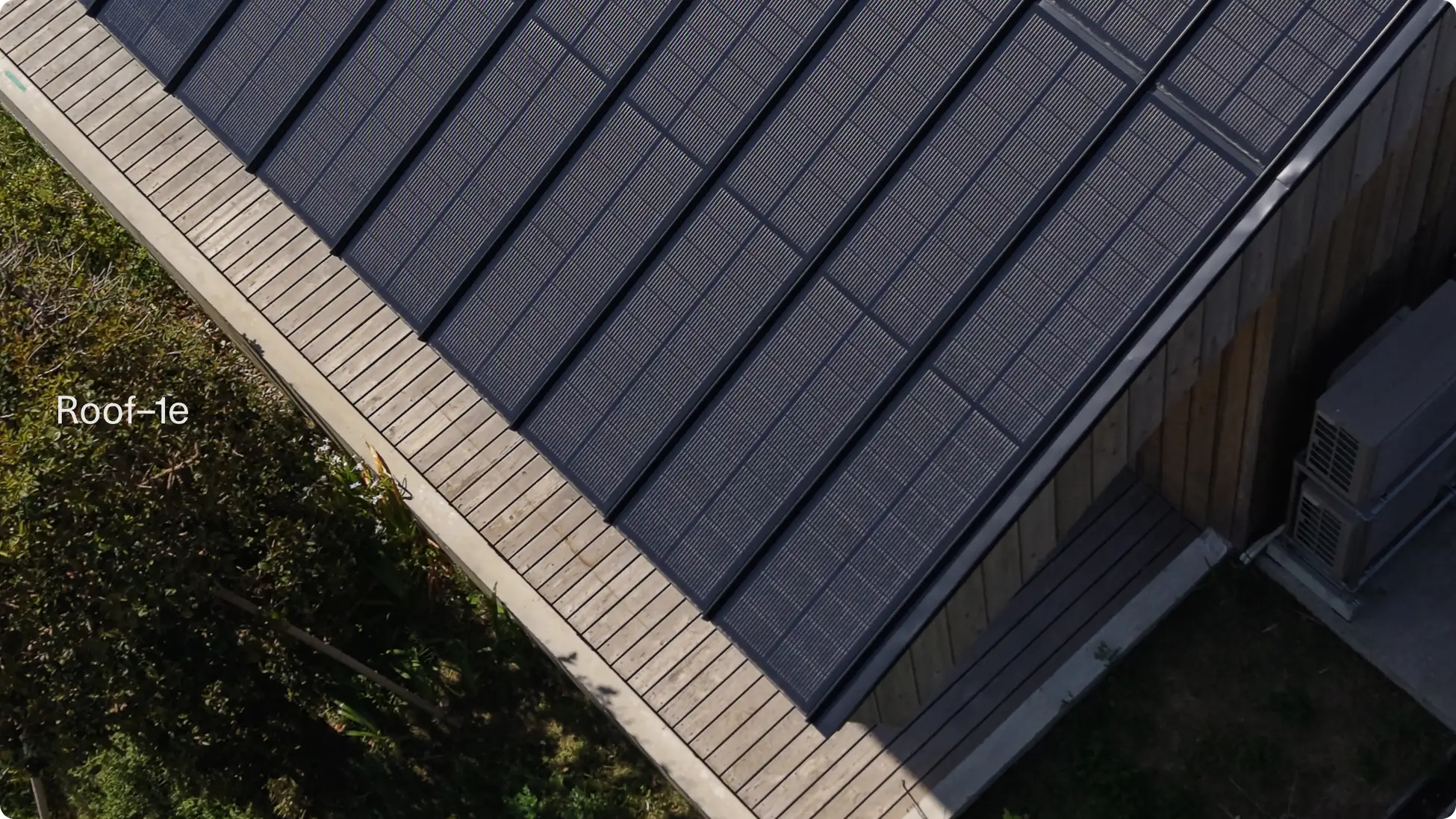 モノクローム、屋根一体型太陽光パネル「Roof–1e」を発売 ― 意匠性と