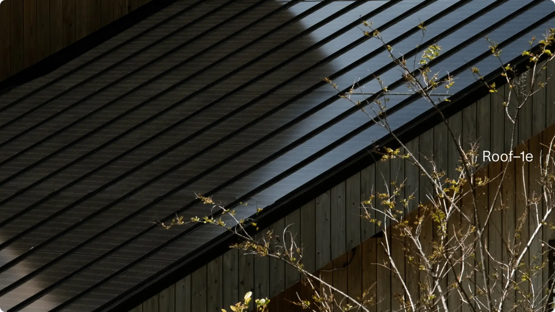 モノクローム、屋根一体型太陽光パネル「Roof–1e」を発売 ― 意匠性と
