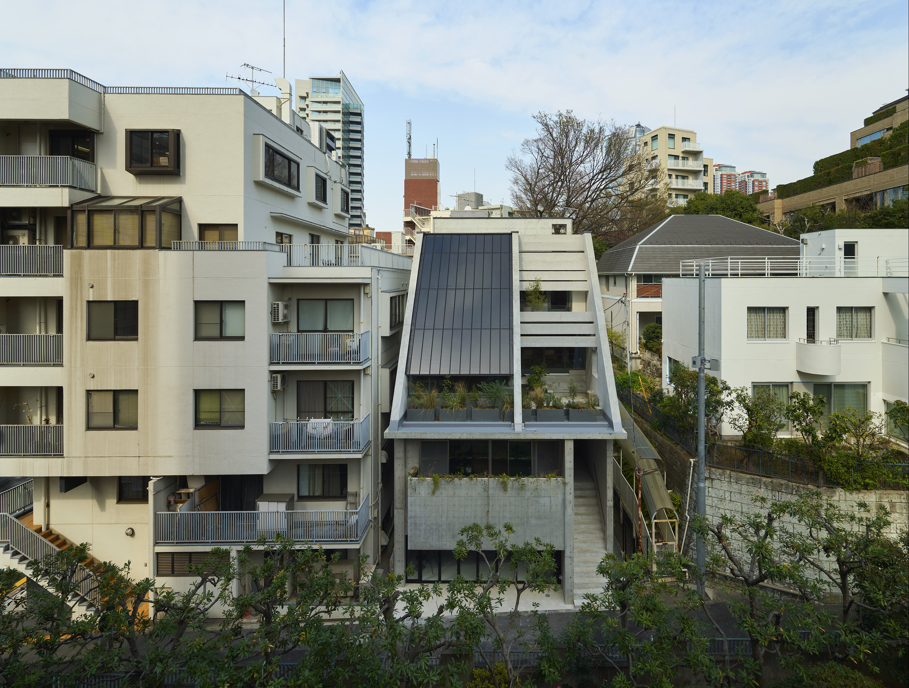 新色追加。屋根一体型太陽光パネル「Roof–1」、シルバー色の販売を開始