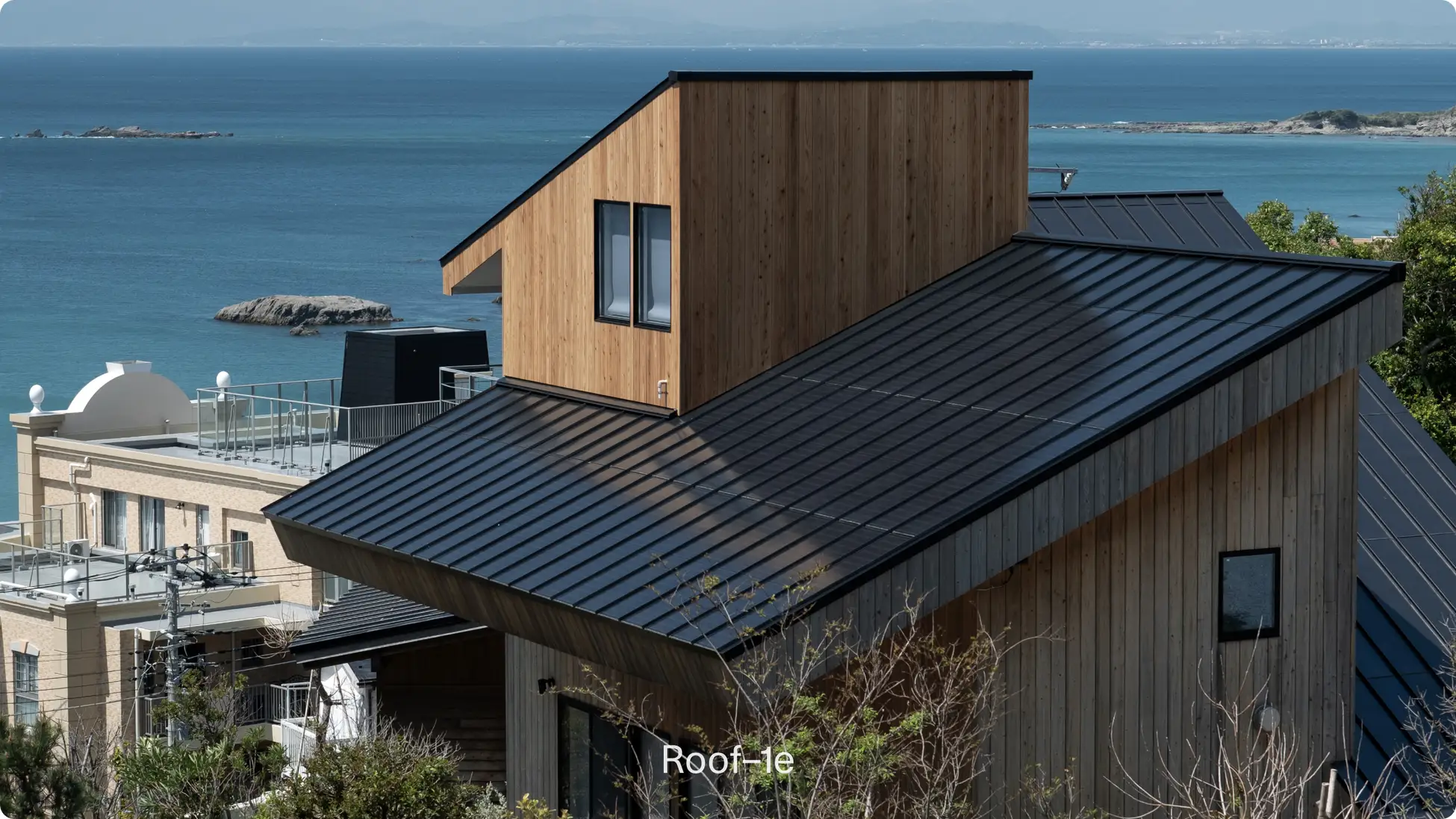 モノクローム、屋根一体型太陽光パネル「Roof–1e」を発売 ― 意匠性と